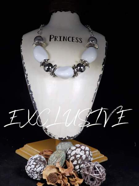 Vivid Vibes Paparazzi Accessories Necklace with Earrings